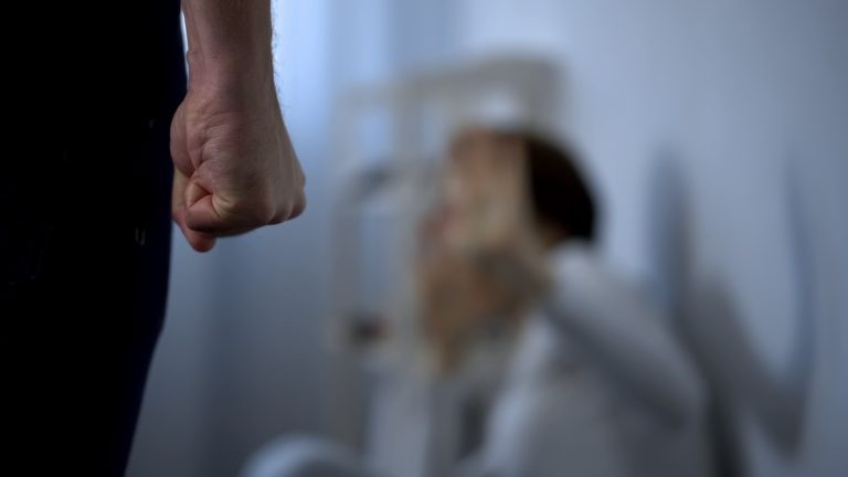 Proposta determina que a proteção deve ser concedida no momento da denúncia de ameaça contra mulher