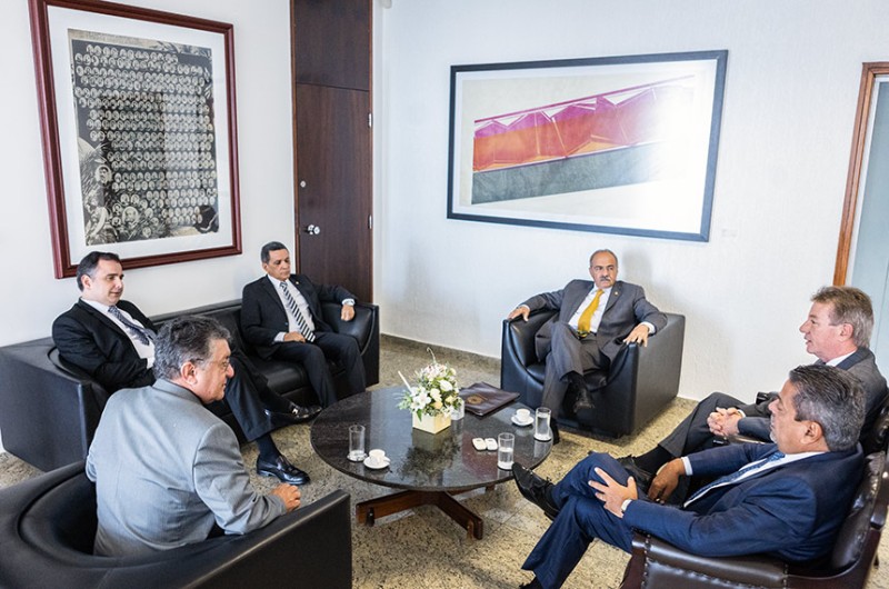 Pacheco discute crise humanitária com governador de Roraima e senadores