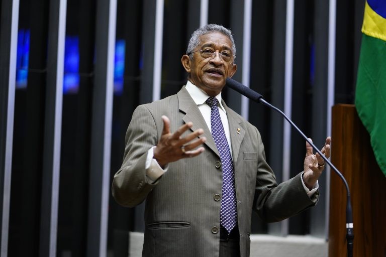 Deputados reafirmam a democracia em Plenário um mês após invasão dos Poderes