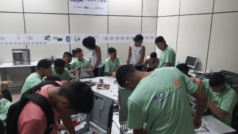 Adolescentes aprendem manutenção de computadores e celulares durante internação
