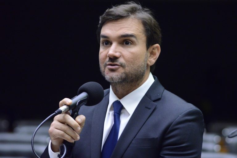 Projeto prevê subsídio na conta de luz para família de baixa renda com autista