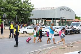 Agentes da Semob orientam pais e alunos na volta às aulas com segurança