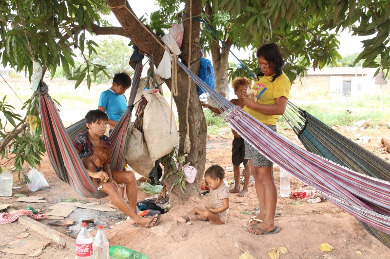 Grupo yanomami vive às margens da BR-174 em Boa Vista