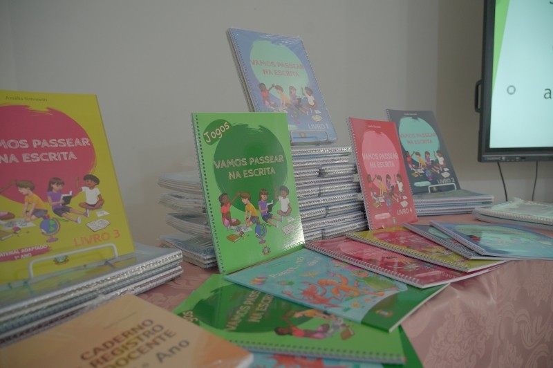 Alunos do 1° e 2° anos da rede municipal recebem livros do programa Alfabetiza MT