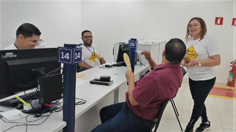 Detran-MT e Batalhão de Trânsito orientam foliões e motoristas na Praça da Mandioca em Cuiabá