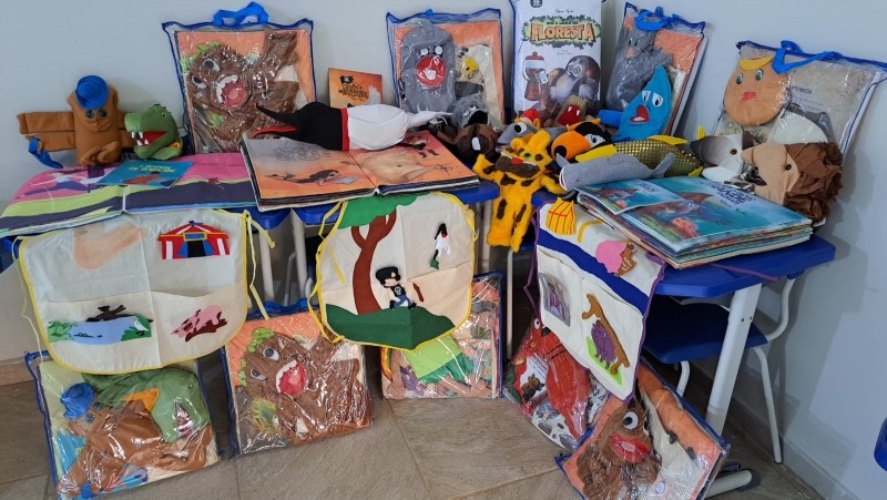 Livros e fantoches de pano são entregues para educação infantil do Município