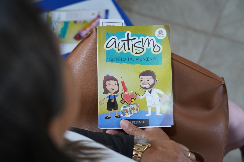 Rede Municipal de ensino recebe cartilha ‘Autismo, Sonho de Menino’