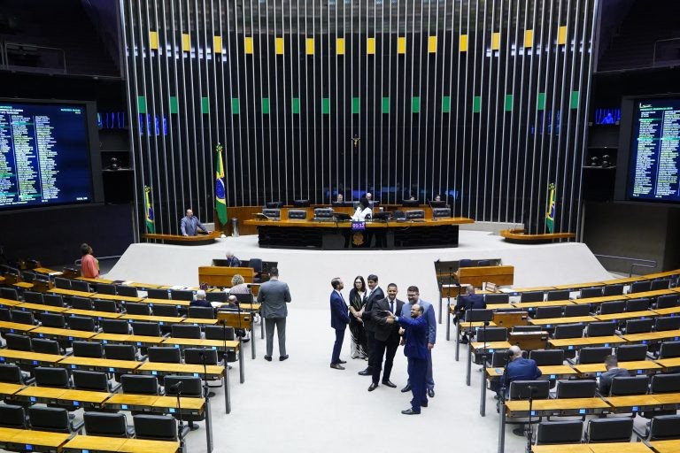 Deputados aprovam projeto que cria Programa Crédito da Mulher nos bancos oficiais