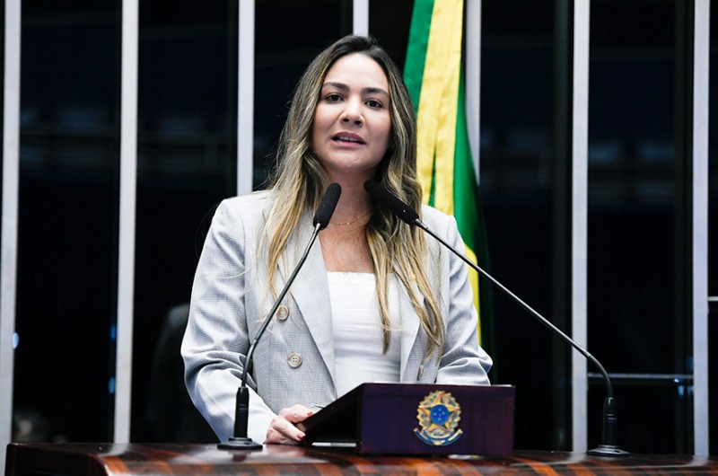 Ana Paula pede solução rápida para o piso nacional da enfermagem