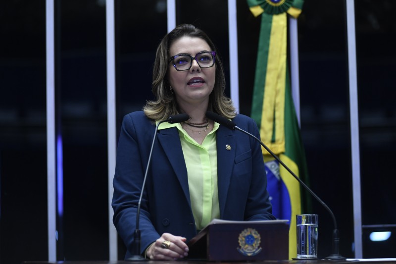 Senadores defendem igualdade salarial e combate à violência contra a mulher