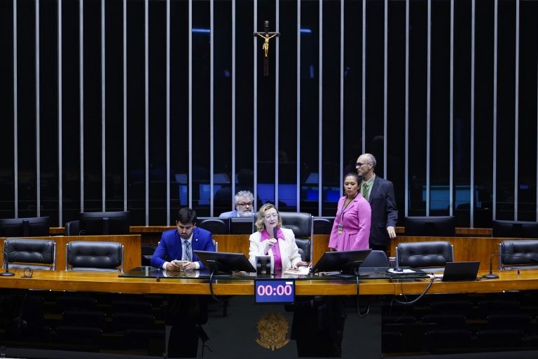 Câmara analisa projeto que cria campanha de prevenção sobre a exposição indevida ao sol; acompanhe