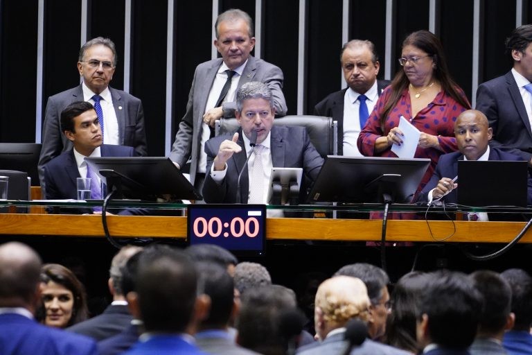 Arthur Lira repreende deputado Nikolas Ferreira por discurso contra mulheres trans