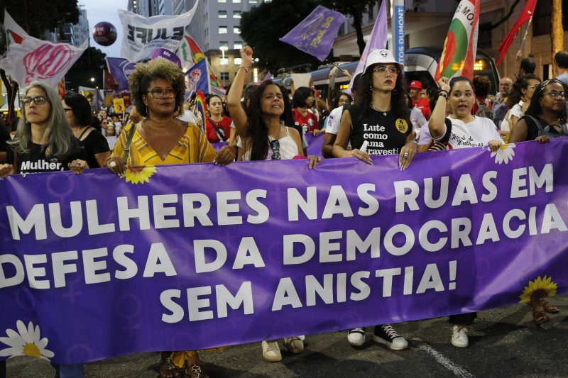 Mulheres ocupam Centro do Rio e homenageiam Marielle em ato 8M