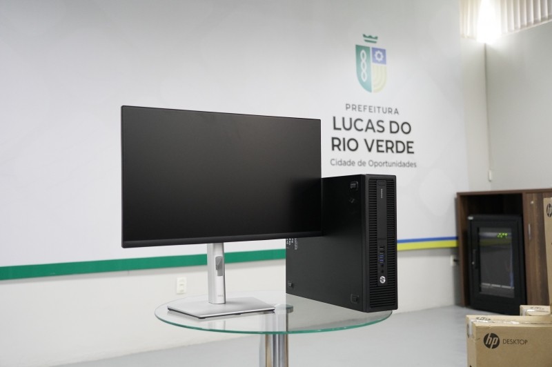 Educação entrega mais de 200 novos computadores para as escolas municipais