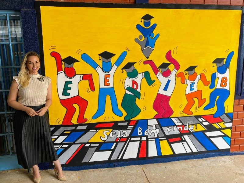 Inspirada em artistas modernistas, professora pinta painel na entrada de Escola