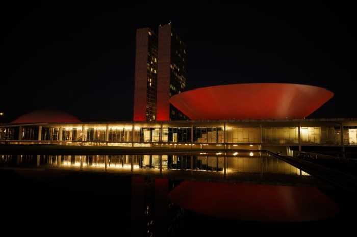 Iluminação vermelha do prédio da Câmara alerta para o câncer de mieloma múltiplo