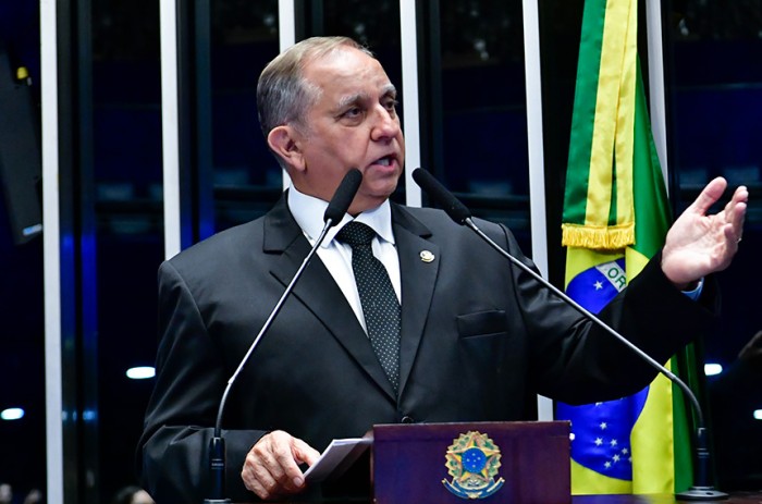 Piso dos enfermeiros só será viável com desoneração da folha, diz Izalci