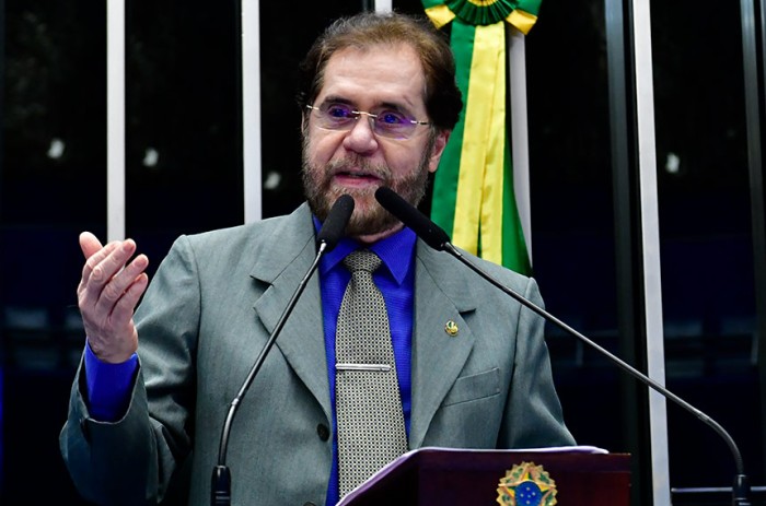 Plínio Valério critica apresentação de paraquedista em programa de TV