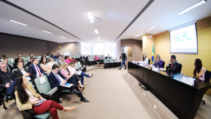 Ministra do Turismo recebe comitiva de prefeitos do estado do Paraná