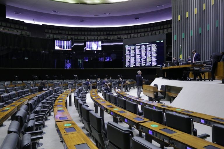 Deputados aprovam urgência para projeto que atualiza regras sobre cooperativas de crédito; acompanhe