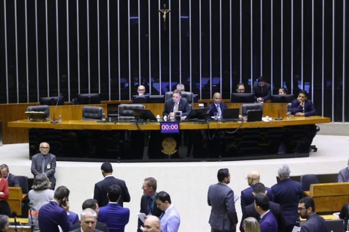 Plenário vota urgência para projeto sobre direitos de deputadas gestantes; acompanhe