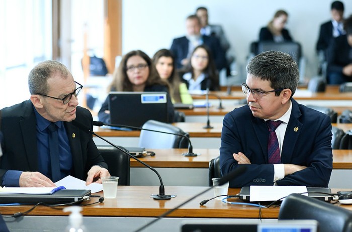 CDH adia votação e aprova debates sobre perda de terra com trabalho escravo