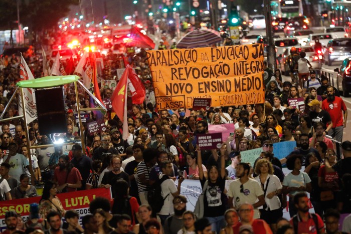 Professores e alunos fazem manifestação em SP contra novo ensino médio