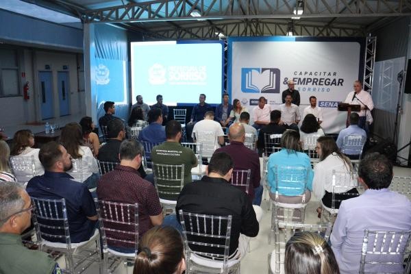 Vereadores acompanham assinatura de convênio entre Executivo e Senai para realização de cursos de capacitação