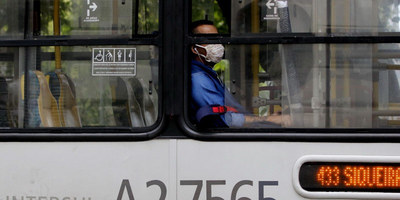 Covid-19: Brasil registra 793 óbitos e 15,3 mil infecções em 24h