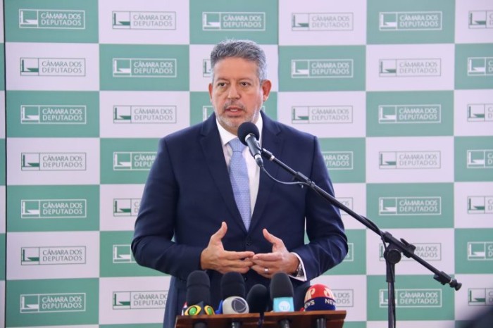 Lira propõe proporcionalidade em comissões mistas e prazo para votar MPs
