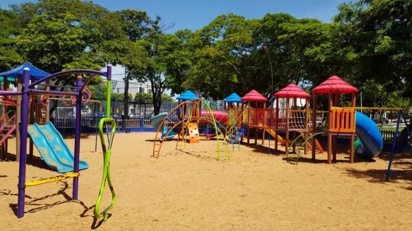 Celso Kozak sugere implantação de grama sintética no playground da Praça da Juventude