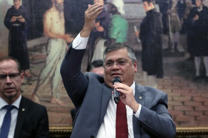 Flávio Dino diz que é “esdrúxulo” associar visita à Maré a encontro com criminosos