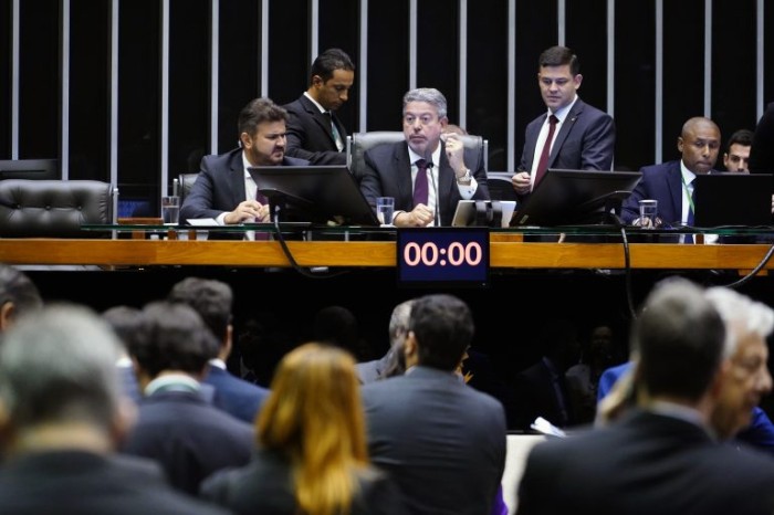 Câmara aprova MP que altera tabela de cálculo de vencimento de servidores no exterior