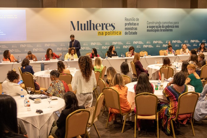 Ministras e prefeitas defendem mais participação feminina na política