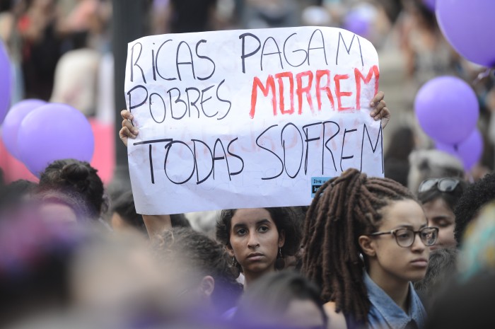 Uma em cada sete mulheres, aos 40 anos, já passou por aborto no Brasil