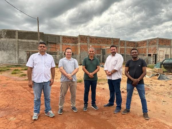 Wanderley Paulo visita construção do hospital municipal em Nova Ubiratã