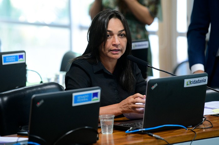 Adiada votação de projeto que garante assentos próximos a pais e menores em voos