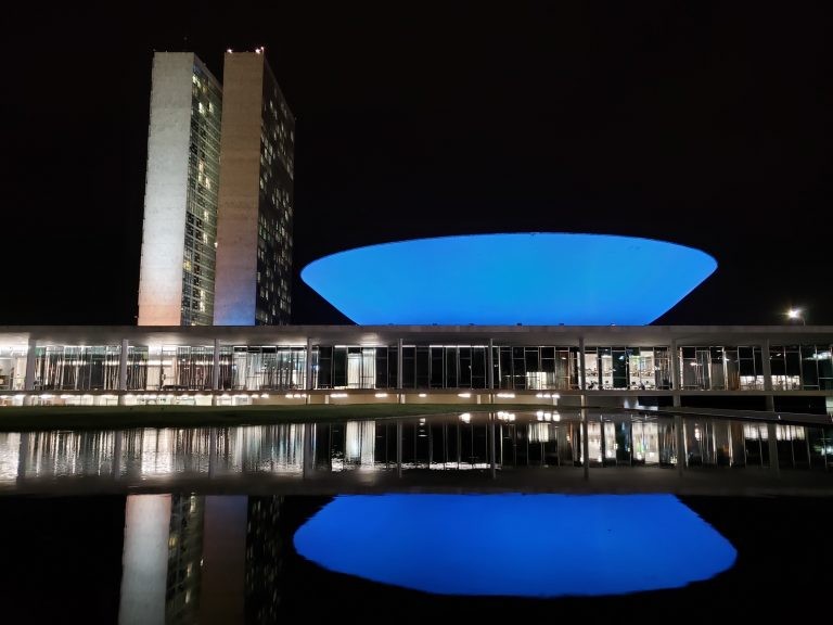 Câmara recebe iluminação azul em campanha sobre surdez