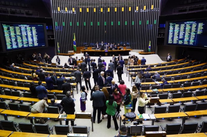 Deputados analisam MP que renova regime de tributação para multinacionais brasileiras; acompanhe