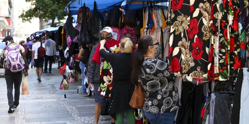 Confiança do comércio recua 6,8 pontos e atinge menor nível desde maio