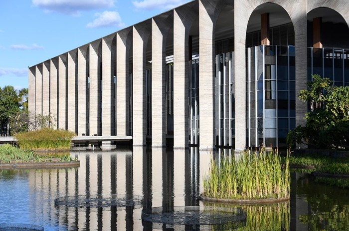 Chega ao Senado MP que altera tabela de vencimentos de servidores no exterior