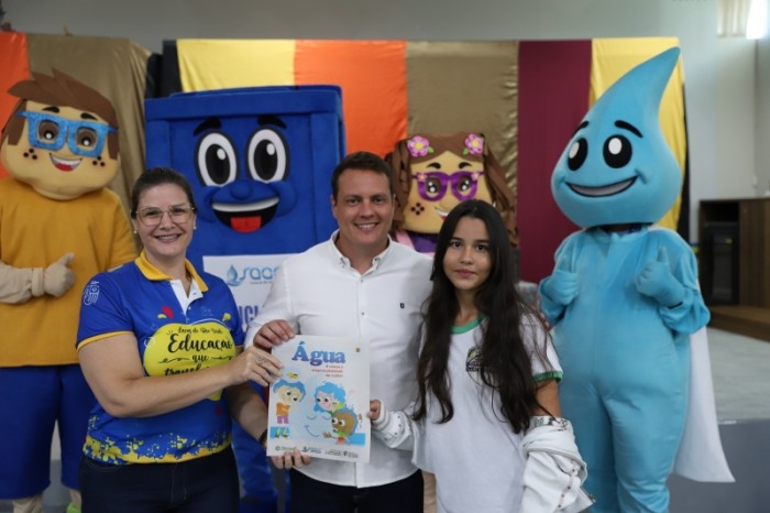 Saae realiza entrega de cartilhas sobre educação ambiental e preservação da água