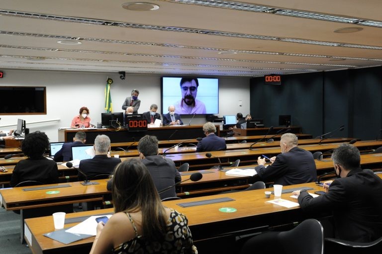 Especialistas apontam desvalorização do real e falta de estoques reguladores entre as causas da inflação