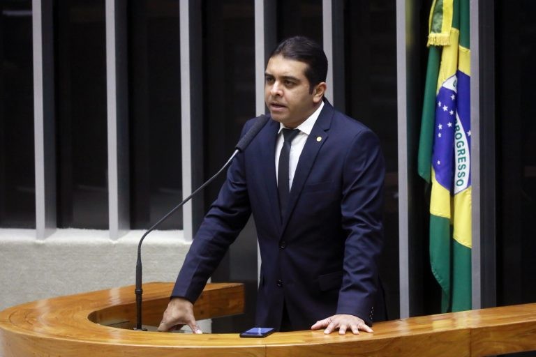 Comissão rejeita pena de detenção e multa para apologia a armas de fogo em redes sociais