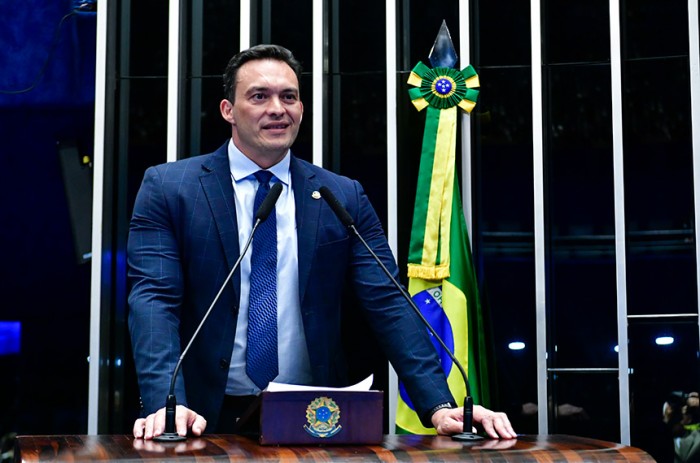 Styvenson Valentim critica suspensão de implementação do novo ensino médio