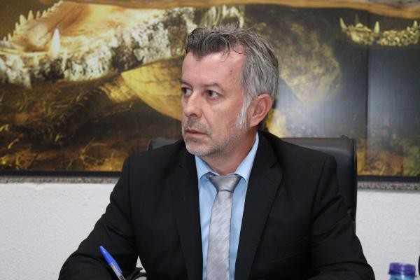 Professor Gilberto indica redutores de velocidade na rua das Helicônias