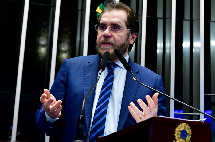 Plínio Valério critica duração da Operação Lesa Pátria