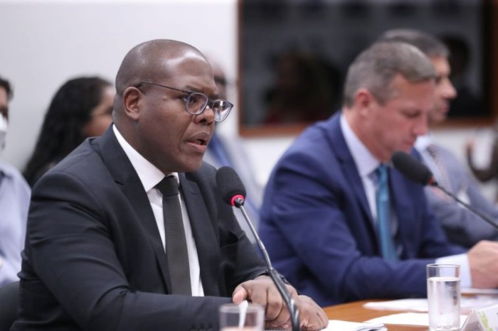 Ministro Silvio Almeida defende a descriminalização das drogas para combater o tráfico