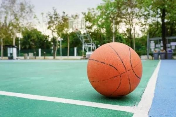 Parlamentar solicita quadra de basquete para o Mário Raiter