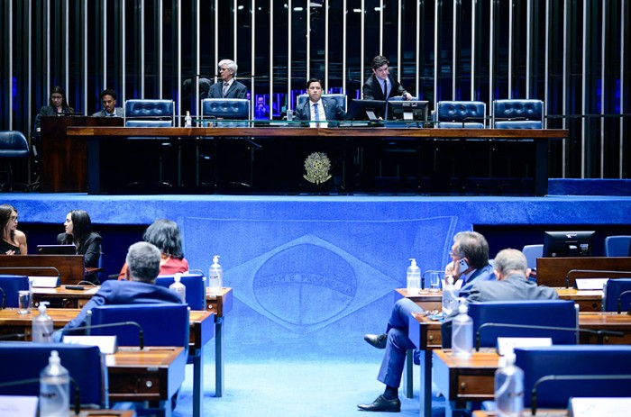 Senado volta a avaliar projeto que obriga oferta de internet nas escolas